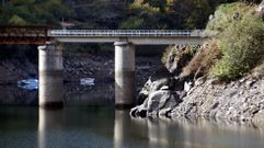 El puente de Portotide sobre el Mi�o en el embalse de Belesar, fotografiado en un momento en que el nivel estaba bajo m�nimos