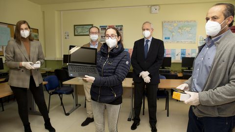 Ana Mar�a Abad, Javier Cueli, �ngel Moraleda, Tom�s Fern�ndez y, en primer t�rmino, Ana Bel�n L�pez, madre de un alumno