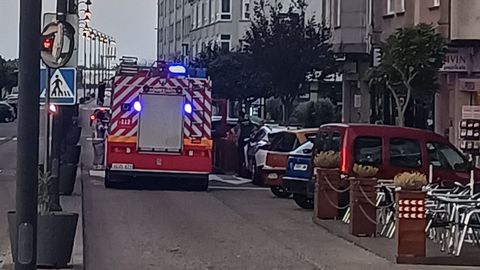 Los Bomberos de Barreiros se desplazaron a Ribadeo para participar en el operativo desplegado en un piso de la calle Rosala de Castro