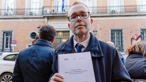 El portavoz del comit de huelga, Juan Jos Yez, sujetando un cuaderno sobre la adecuacin salarial de los letrados, en las puertas del ministerio, este viernes.