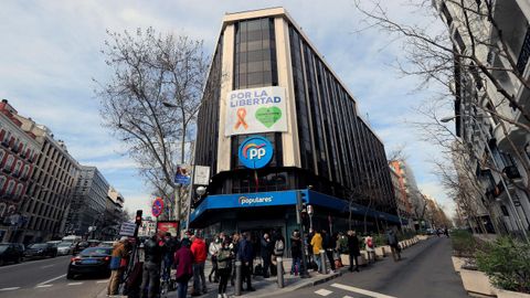 FEBRERO 2021. Periodistas y reporteros grficos ante la sede del Partido Popular el da en el que se anuncia que los populares abandonarn esta sede para romper con el pasado