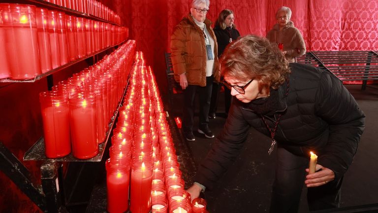 El goteo de fieles en la capilla del Ecce Homo de la Misericordia es continuo este viernes, D�a das Tres Gracias