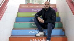 Mart�n Camba sabe como conectar cos adolescentes e ga�arse a s�a confianza.