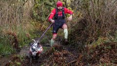 Un participante del Trail polas cabeceiras do Anll�ns, en A Laracha