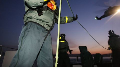 Mecnicos marineros de la Guardia Civil del Mar y un efectivo del Pesca 2, en un momento del simulacro