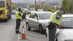 Agentes de la Guardia Civil durante un control de las restricciones a la circulacion en la AP-9 a la altura de Freixeiro (Naron)