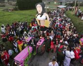 Una marea humana, muy colorida, acompa�� a la Mikaela en su recorrido motorizado por Bu�o. 