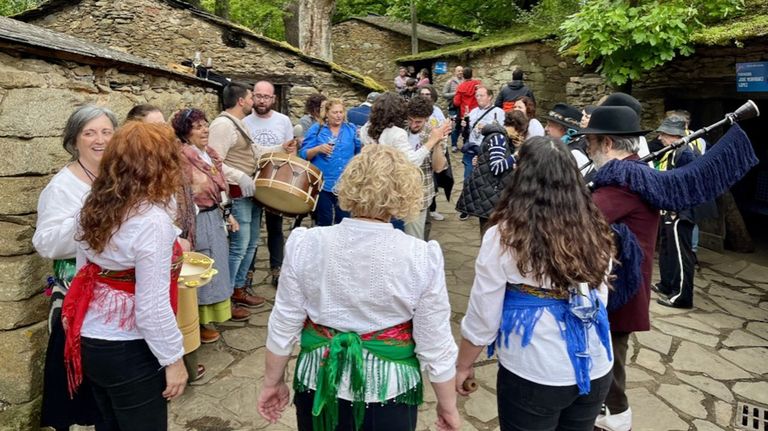 Unha axctuaci�n do grupo Os Ministreles na Feira do Vi�o de Vilach� de Salvadur
