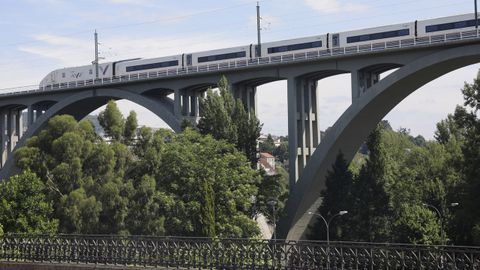 El viaducto ferroviario de Ourense se finalizó en 1958 y fue obra del ingeniero José Luis Tovar Bisbal.