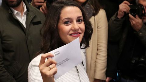 La candidata de Ciudadanos, In�s Arrimadas, vot� en un colegio de Barcelona. 