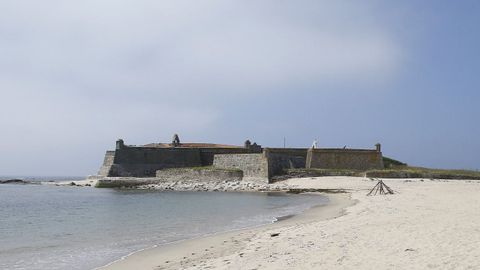 Castillo de la Insua en la desembocadura del Mio