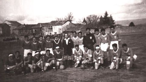 Una imagen con 76 a&ntilde;os de historia. El San Fernando y el Gran Capit&aacute;n triv&eacute;s en un partido disputado en A Pobra de Trives en 1949. La imagen est&aacute; recogida en el libro &laquo;CD Viana. Cien a&ntilde;os de leyenda&raquo;.