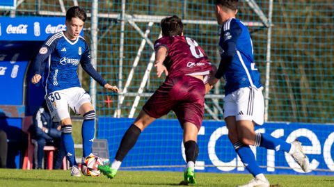 Diego Men�ndez controla un bal�n durante el Vetusta-Real Avil�s