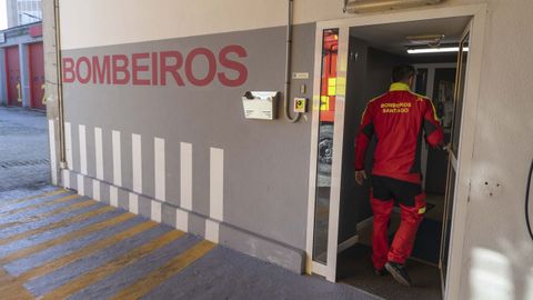 Un bombero, accediendo al parque municipal de Santiago. 