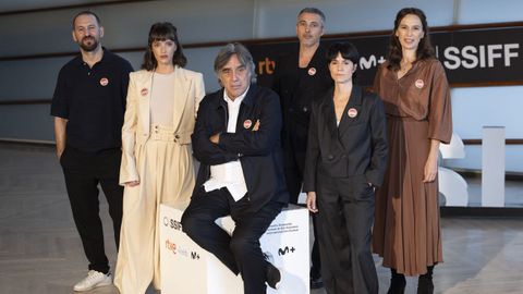 El director y guionista Agust�n D�az Yanes, flanqueado por los actores Ra�l Ar�valo y Susana Abaitua y Andr�s Gertrudix, Iraia Elias y Ariadna Gil, durante la presentaci�n de la pel�cula �Un fantasma en la batalla�.