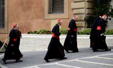 Los cardenales Di Nardo, Wuerl, Levada y George acceden al prec�nclave.