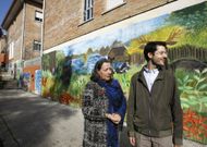 Carmina Aguado y Tom�s Costal, ayer, en el recinto del IES A Xunqueira I de Pontevedra. 