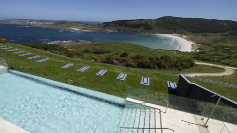 Vista de la playa de Lourido desde la piscina del parador.
