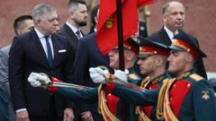 El primer ministro eslovaco, Robert Fico, en un acto ante la Tumba del Soldado Desconocido en el Kremlin.
