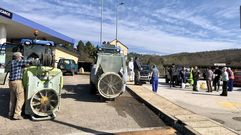 Los viticultores aportaron maquinaria y mano de obra para desinfectar O Bolo