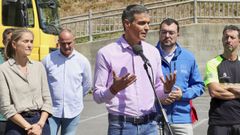 El presidente del Gobierno, Pedro Sánchez (c), acompañado por la vicepresidenta tercera y ministra para la Transición Ecológica y el Reto Demográfico, Sara Aagesen (i), y el presiente de Asturias, Adrián Barbón (2d), hace una declaración durante su visita al Puesto de Mando Avanzado de Degaña (Asturias), en donde se concentran los mayores esfuerzos de los equipos de extinción en Asturias