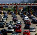 Colas de veh�culos para pagar en el peaje de Vilaboa, en la autopista AP-9.