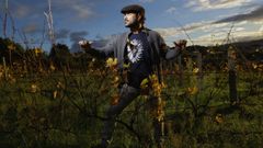 Jorge Molina na via que traballou este ano xunto outra compaeira da asociacin, Lorena Conchado.  a terreo da reitoral de Souto, en Paderne e est na desembocadura do ro Mandeo case fronte ao pazo de Marin