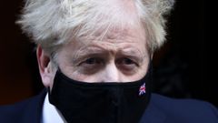 Boris Johnson sale de Downing Street para dirigirse a la C�mara de los Comunes.