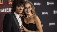 Miley Cyrus con su novio, el baterista Maxx Morando, en el preestreno de Avatar: fuego y ceniza