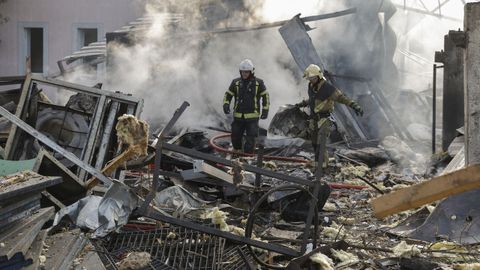 Varios especialistas en rescate, en pleno trabajo en una zona residencial de Kiev arrasada por los misiles rusos.