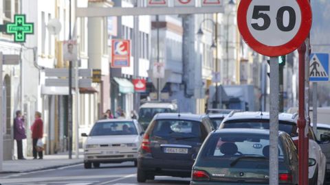 Tr�fico en la avenida de Castelao, en Cedeira, en una fotograf�a de archivo