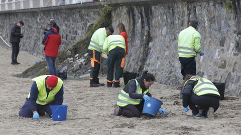 Operarios de TRAGSA recogen pellets de plstico, en la playa de Aguilar, a 9 de enero de 2024, en Muros de Naln, Asturias (Espaa). El Principado de Asturias ha activado el nivel dos de emergencia por el vertido de pellets de plstico en las playas de la regin.