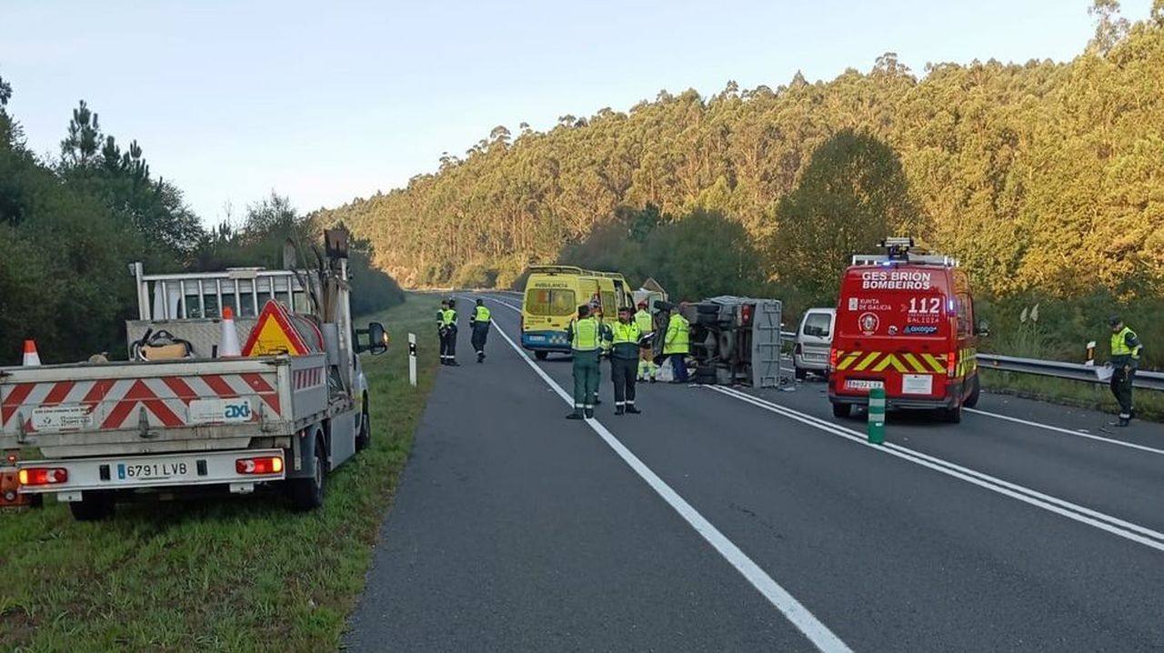 Un muerto y dos heridos al chocar dos camiones y una furgoneta en el ...