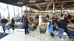 Imagen de algunos de los primeros clientes el da de la apertura del nuevo supermercado de Gadis en Vilanova de Arousa.