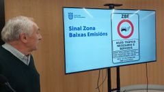 C�sar Mosquera dio a conocer este martes el modelo de se�l que delimitar� las zonas de bajas emisiones en Pontevedra 