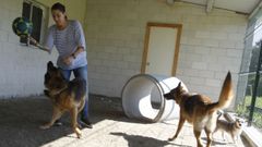El Bosque, en Nar�n, al 100 % de ocupaci�n. Yadira Tenreiro, dirige el centro donde se hospedan perros, gatos, roedores, conejos, cobayas y hurones. La propietaria afirma que tienen completo todo el mes de julio y que para agosto las reservas est�n al 70 %. �Por lo que hemos visto, preveemos colgar el cartel de lleno durante todo el verano�