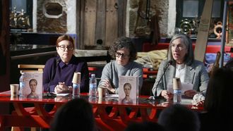 De izquierda a derecha, Teresa Seara, editora de la obra; Rosala Franco, hija de Xos L. Franco Grande, y Mara Pereira, directora de Merln Comunicacin, este viernes en Portas rtabras