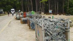 Imagen de la recogida del escenario durante la tarde de ayer en el arenal ponteces�n. 