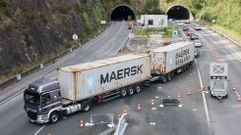 Un transporte de contenedores cambiando de calzada por el desv�o habilitado en una de las salidas del t�nel de Pedra do Couto, en Cabanas.