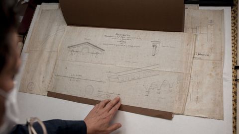 Dibujo en papel de seda del arquitecto municipal Juan de Ci�rraga para la ampliaci�n de la colegiata en 1883.