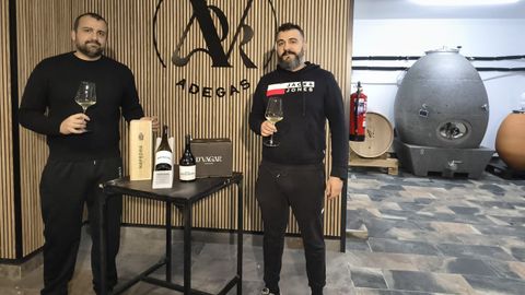 Los hermanos Garc�a Soto, viticultores de Bodegas D�Vagar, con su nuevo vino Napedra, un ribeiro 100 % treixadura, criado y fermentado en dep�sito ovoide de granito (al fondo).
