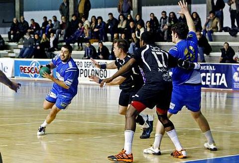 Borja Pedreira (con el bal�n) y Tom�s Moreira (con el 10), seguir�n un a�o m�s en el Teucro.