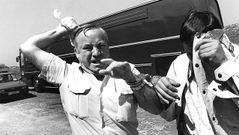 Agresi�n de Luis Falc�n, alias Falconetti, al fot�grafo de La Voz Xos� Castro tras su detenci�n por el decomiso de casi 1.200 kilos de hach�s en el Pa�s Vasco.