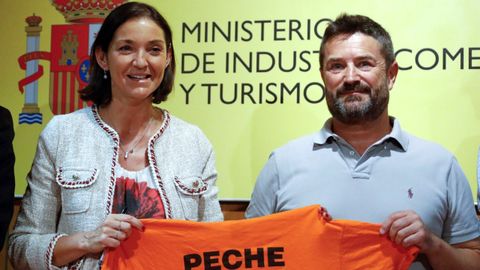 La ministra de Industria y el presidente del comit de empresa de A Corua el da de la firma de la venta de las plantas a Parter, el 31 de julio del 2019