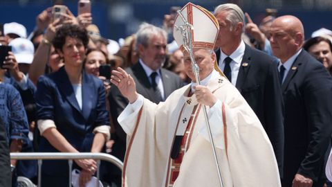 Miles de personas recibieron este viernes al papa Le�n XIV en el puerto de Santa Cruz de Tenerife.