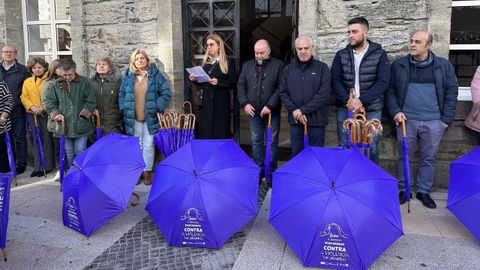 Una concentraci�n con lectura de manifiesto ante la casa consistorial de Quiroga celebrada el 25 de noviembre del 2023