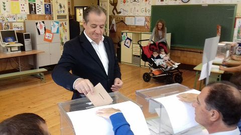 Nicanor Garc�a, en el momento de votar en el colegio Pablo Miaja de Oviedo