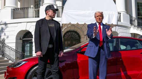 Trump y Musk, con un coche Tesla detrás, en un acto en la Casa Blanca en el mes de marzo 