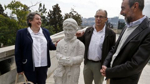 Biblioteca Neira Vilas. La obra representa al protagonista de Memorias dun neno labrego, Balbino