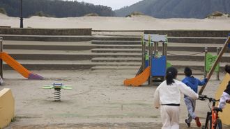 Invasi�n de acera por paseos, parques, plazas y calles de Cedeira